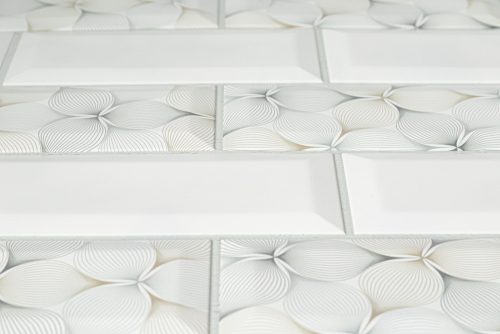 3D PVC falpanel Fehér és virágos csempe minta , fényes fehér, drapp, kék, fekete levelek.