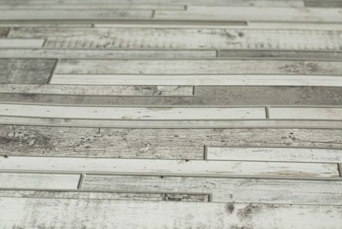 3D PVC falpanel Keskeny deszka mintás, tört fehér és szürke színnel.