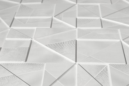 3D PVC falpanel Szürke modern törés mintás , fényes világos szürke felülettel.