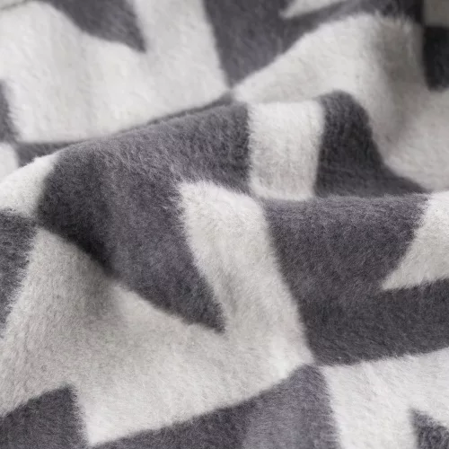 Puha pamut-akril rojtos takaró geometrikus mintával Ezüst 150x200 cm